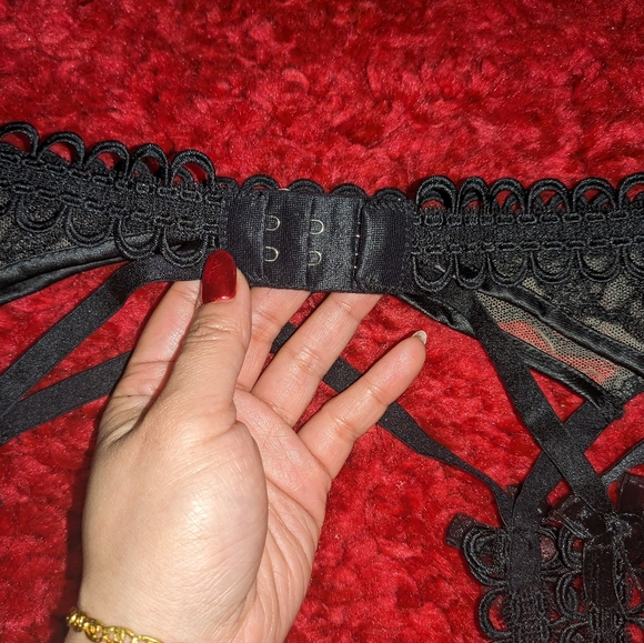 D5. NWT FOR LOVE AND LEMONS SWIRLY FLORAL GARTER BELT - Picture 5 of 10
